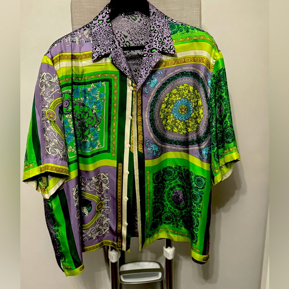 Versace Two-Piece Silk Set – Bold Elegance, Luxurious Comfort
